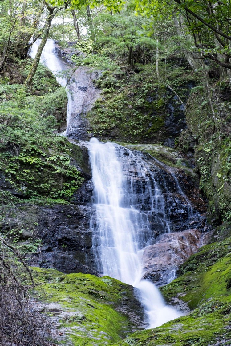 南牧村を代表する落差約50mの名瀑・三段の滝。駐車場から徒歩約40分だが、滑りやすい箇所も多いので要注意。