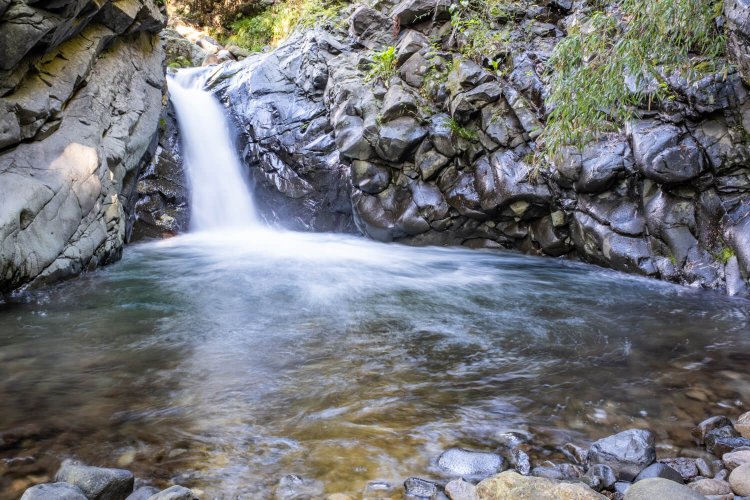 落差は5mほどだが、迫力十分の轟音に驚かされる住吉の滝。
