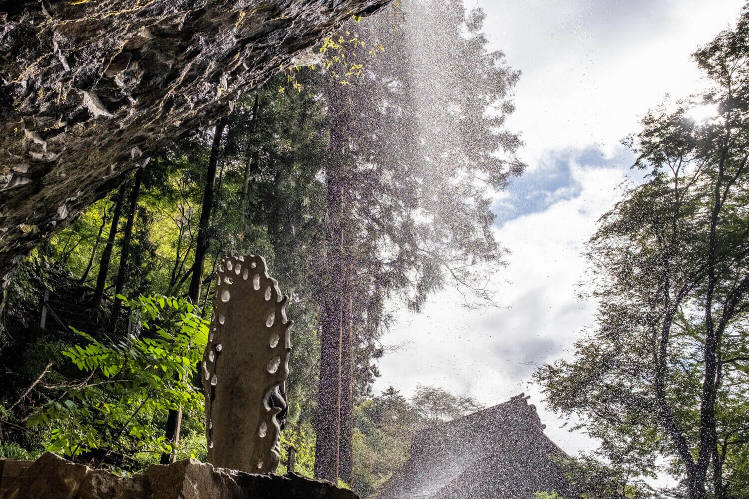 黒龍山不動寺の堂宇裏手で、飛沫を上げながら舞うように流れ落ちる龍神の滝。水量は時季により変化する。