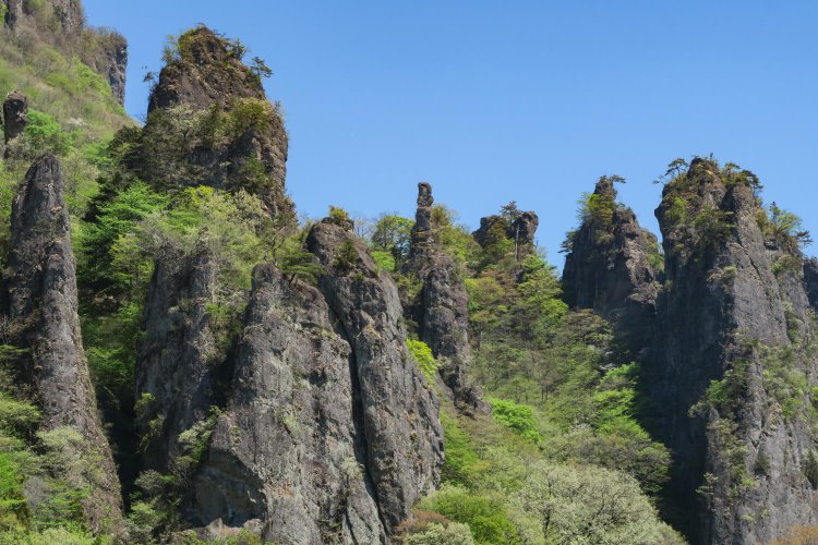 岩峰が林立する妙義山。多くの登山者が立ち寄る第四石門付近は落石により現在通行不可。