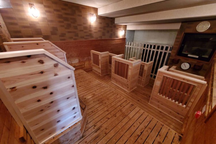 本格遠赤外線シアター式サウナは、ついたてで遮ることによって、他の人の視線を気にせずにゆっくりととのうことができる