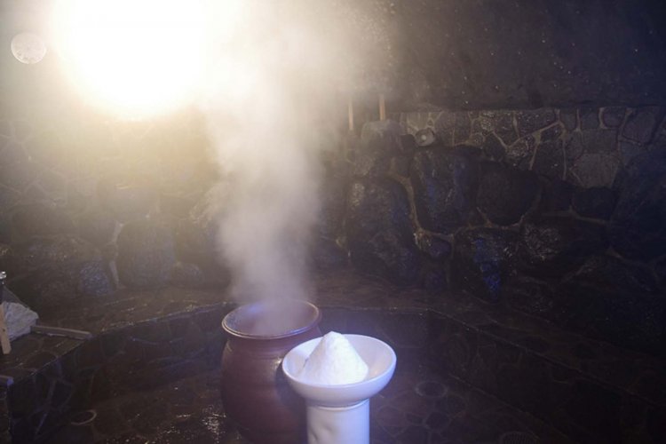 露天エリアのたや洞窟塩サウナ。塩を体に塗ってスクラブすれば古い角質や老廃物を取り除かれる。