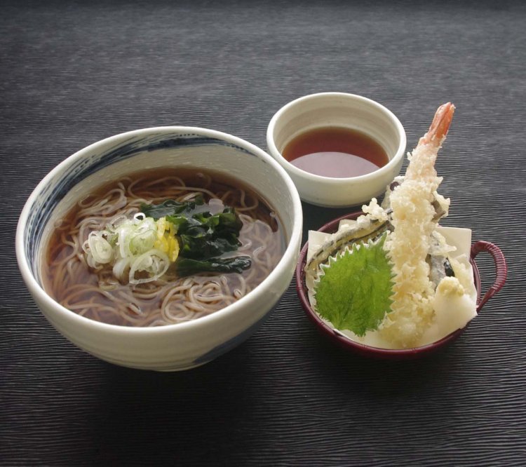 天ぷらそば900円。