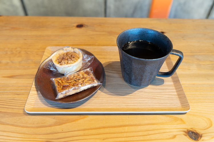 フロランタンとくるみパイは各180円。フロランタンはカリッとしたヌガーとナッツがポイント。反対にくるみパイはほろっと柔らかな食感。丁寧にハンドドリップしているコーヒーも自慢。