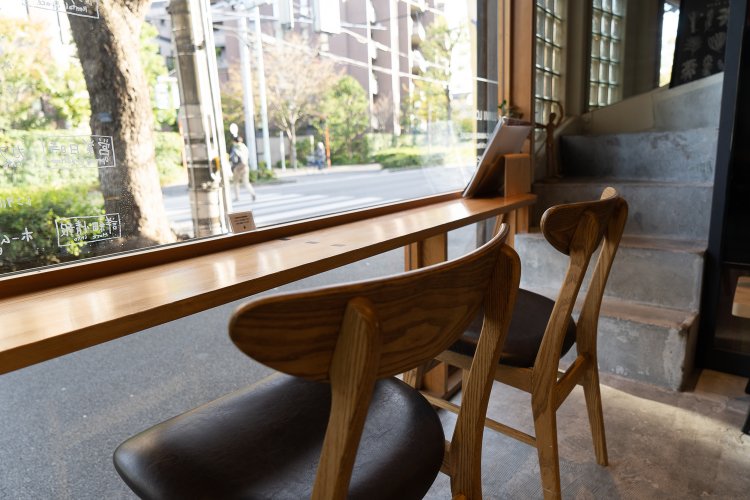 のんびり過ごせると菅原さんもおすすめの窓辺の席。