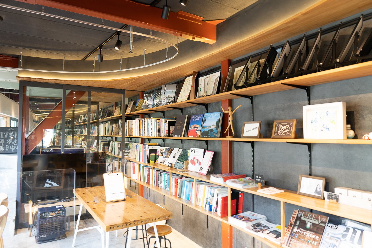 壁一面のブックシェルフには建築に関する書籍や資料、SUGAWARADAISUKE建築事務所が手がけた施設を紹介する雑誌も並ぶ。