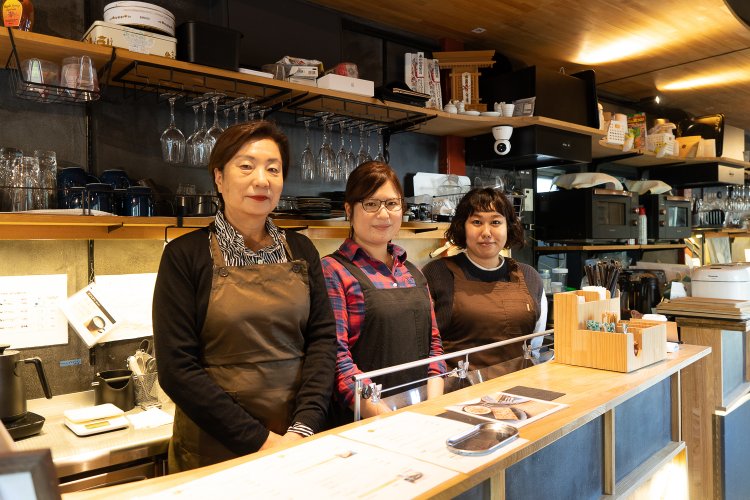 左が店長の菅原敏江さん。