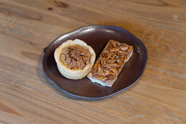 ロランタンとくるみパイは各180円。フロランタンはカリッとしたヌガーとナッツがポイント。反対にくるみパイはほろっと柔らかな食感。