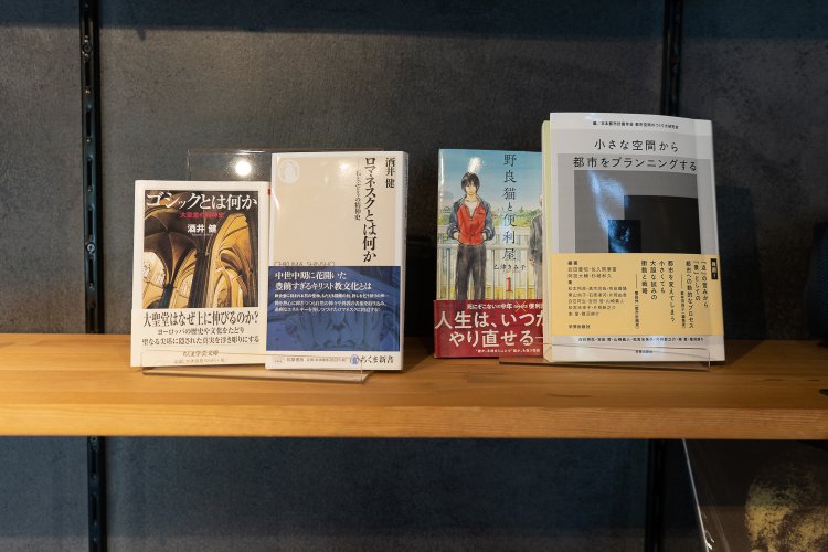 シェルフには常連客の著作も並ぶ。