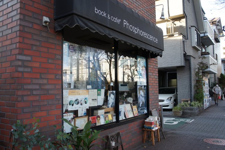 モダンな雰囲気が街並みにマッチする店舗外観。