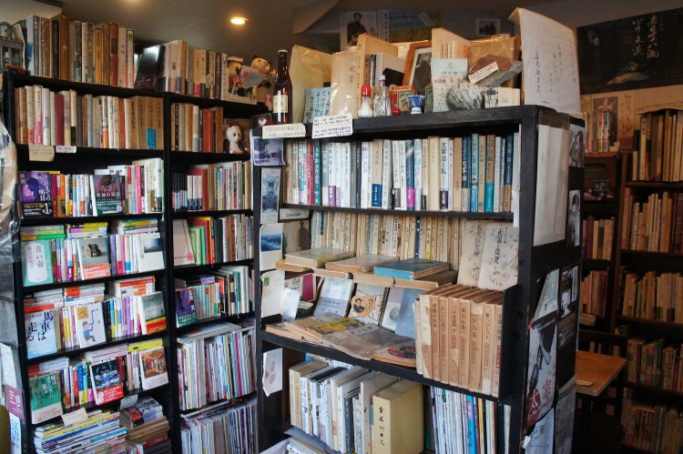 ギッシリと古書で埋め尽くされる店内。