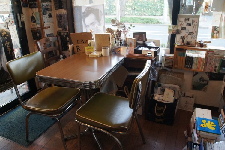 窓から差し込む光が眩い、客席。