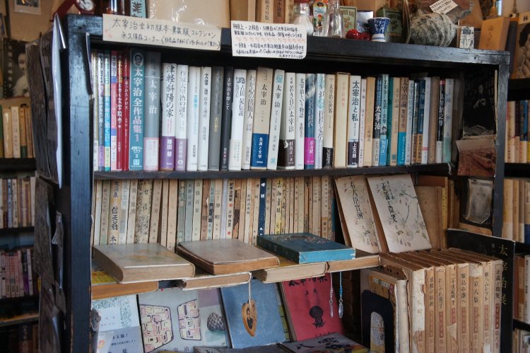 貴重な初版本が並ぶ通称「太宰棚」。