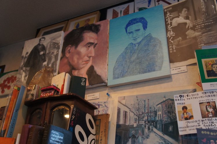 店内には無数の太宰モチーフの作品やイベントのチラシも。