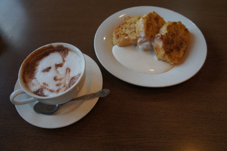 素朴な表情がなんとも魅力的な太宰ラテ600円、フレンチトースト500円。