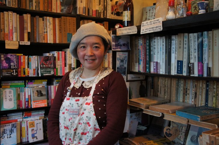 元書店員の店主、駄場みゆきさん。本の話をすると、嬉しそうにたくさん語らってくれた。