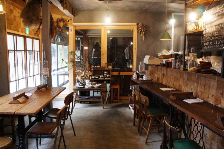 長屋は隣の店と顔合わせができるオープンな雰囲気の作り。