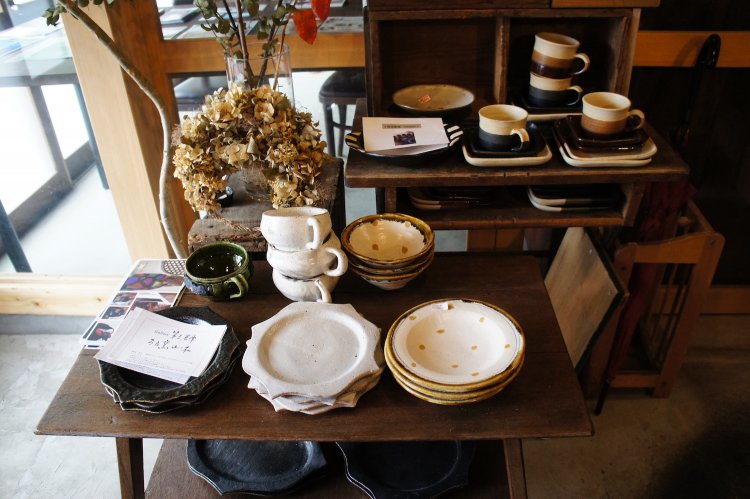 店頭に並ぶ作家さんの作品。購入することもできる。