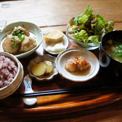 川越のリノベーションした長屋で営む『トモリ食堂』の定食は、体に優しくお腹いっぱいで満たされる一品