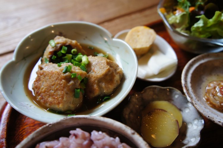 ごはんセット1000円。この日のメインのおかずは鶏とレンコンのふわふわつくね。