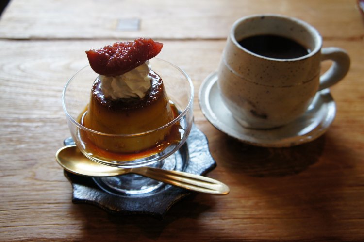 ちょっといい卵のプリン400円、有機コーヒー450円。プリンの上のフルーツは季節によって変化する。