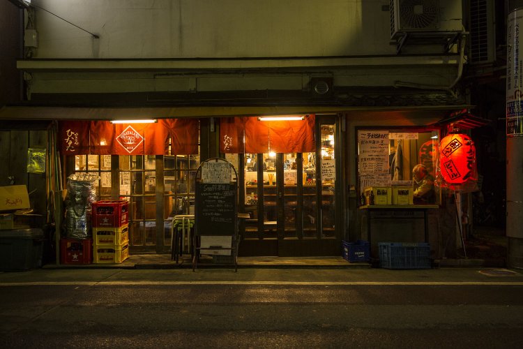 雰囲気は大衆酒場。開店直後から席が埋まる。