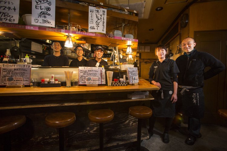 代表の辻さん（右端）と上板橋店スタッフのみなさん。