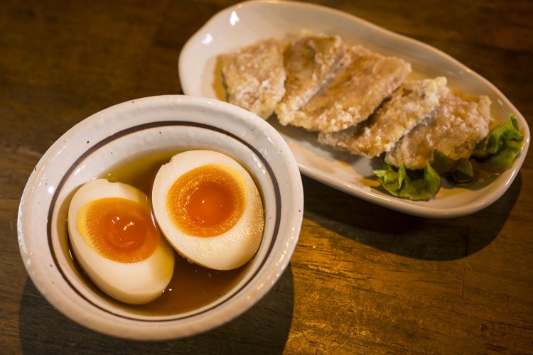 まぐろ竜田揚げ300円と煮玉子。
