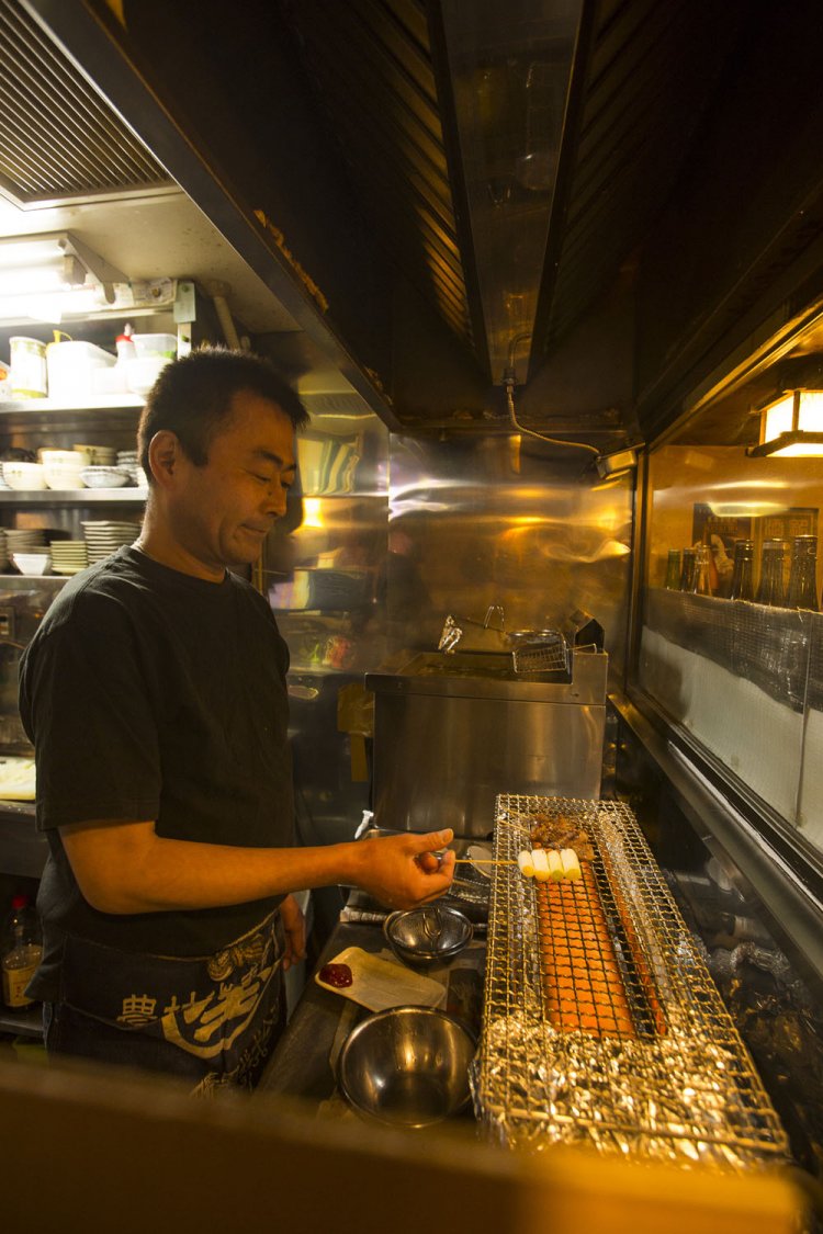 まぐろののど肉刺し（時価。在庫限り）は入荷がない日もある希少部位。