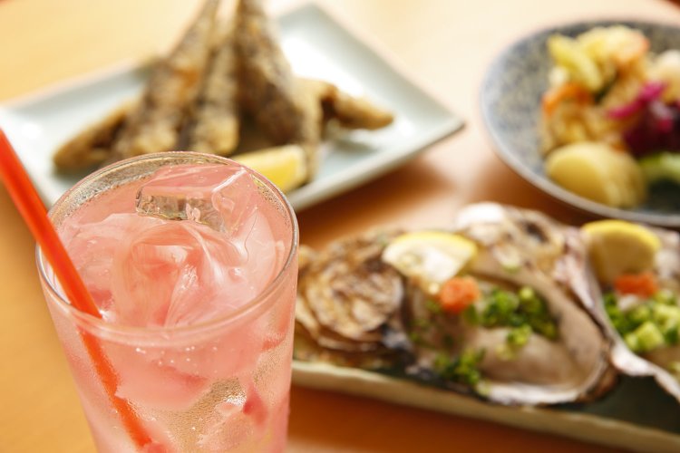 （手前から）ガリハイ418円、生カキ2個660円（仕入れにより変動あり）。