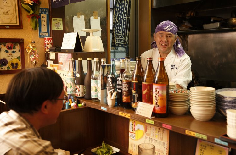 きさくな鎌形さん夫妻とお客との距離は近く、飲み仲間のように会話が弾む。