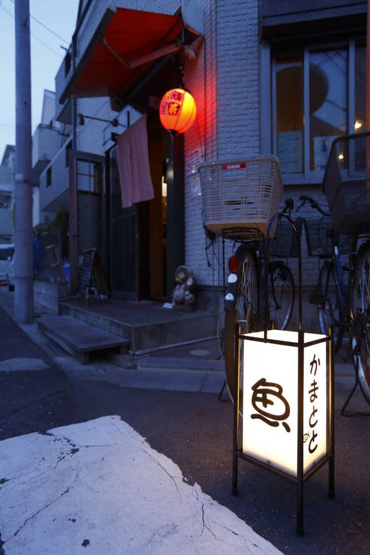 駅からほど近い住宅地にある。