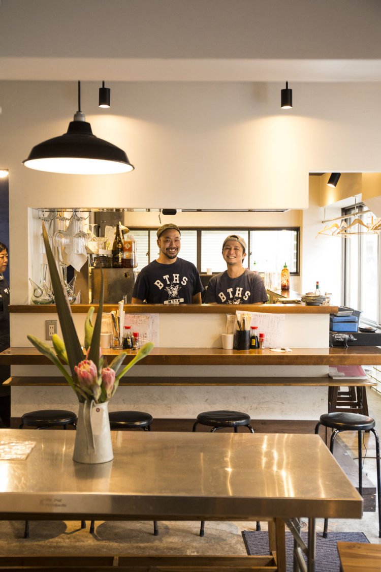 店内はカウンターとテーブルで分煙。