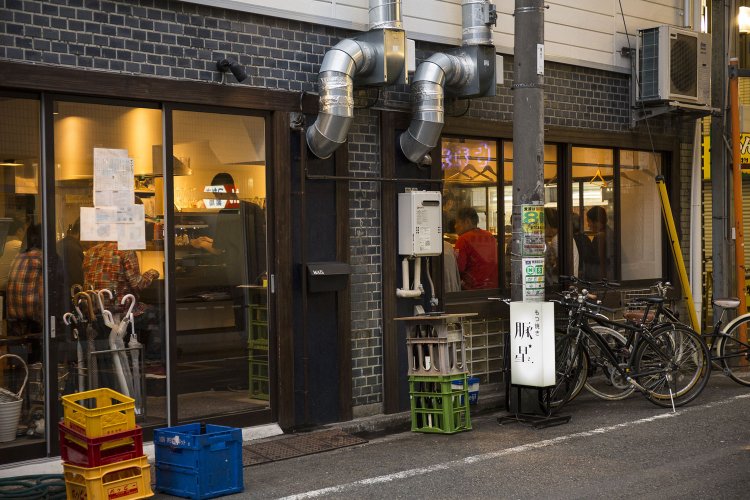 もつ焼きの香ばしい匂いに誘われる。