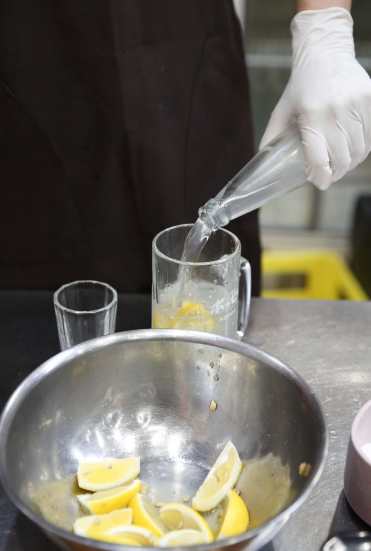 生レモンハイはシャリキン焼酎を炭酸で割るのが埼玉屋流。