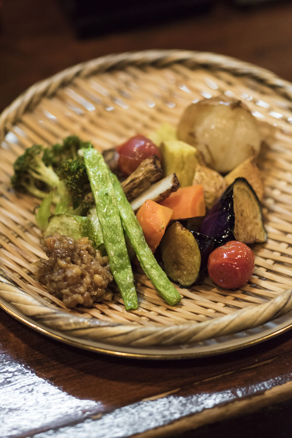京野菜を使った野菜の素揚げおまかせ盛り968円はもろみ味噌がよく合う。