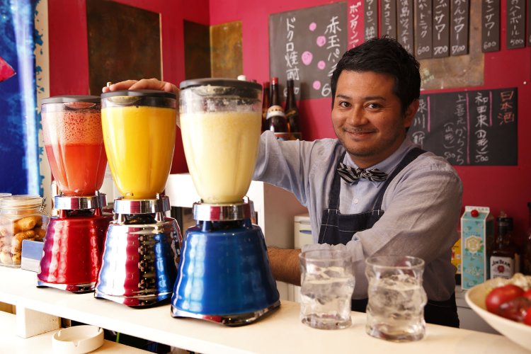 ミキサーを回す蝶ネクタイ姿が凛々しい戸高雄平さん。