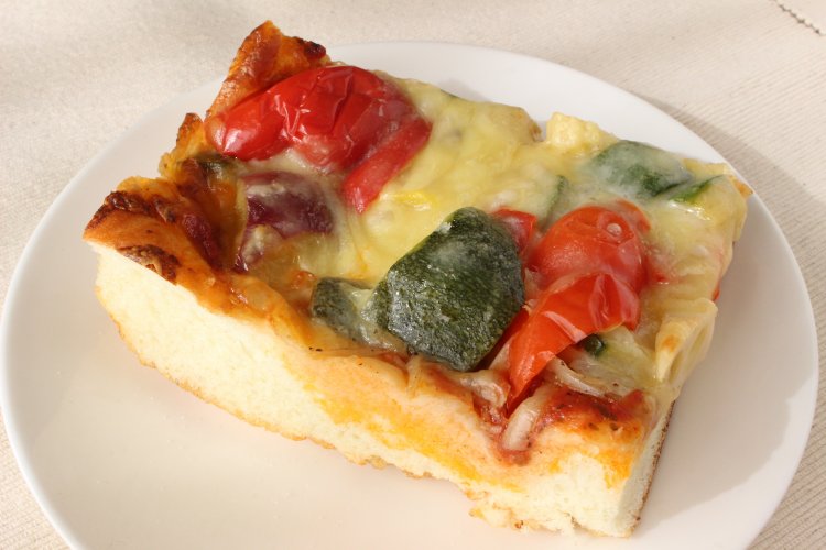 彩り野菜ピザ250円。かなりのボリュームです。