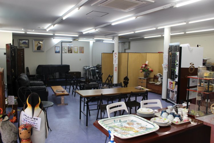 『フェアリーテイルズ』の中。奥にはグランドピアノが。