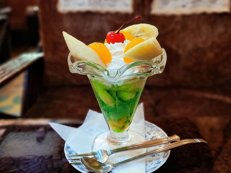 バナナパフェ 800円。