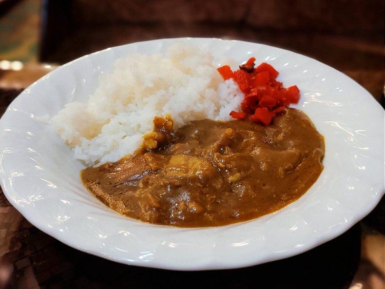 カレーライス 1200円（珈琲or紅茶、ミニサラダ付き）。