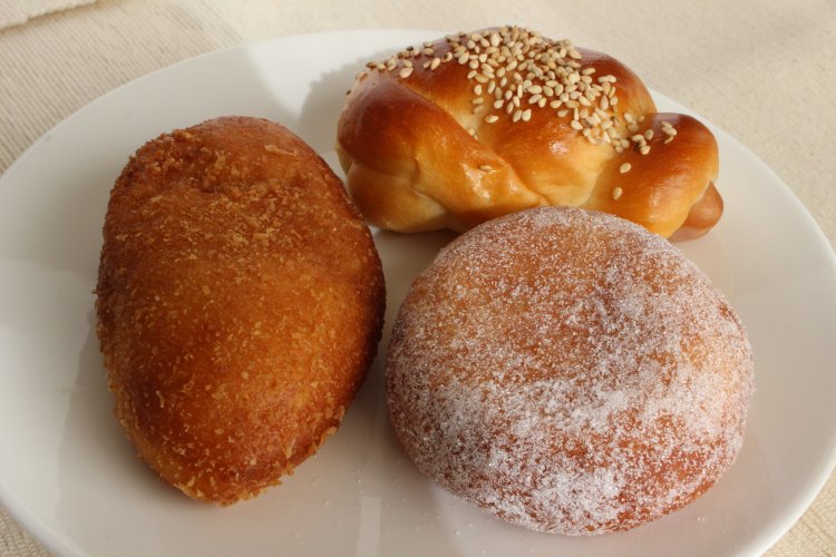 これも人気のミニパンシリーズ。左から時計回りにミニカレー、あんドーナツ100円。ミニソーセージ130円。