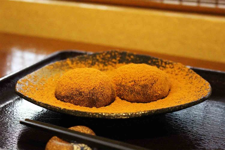 本わらび餅750円（店内）。