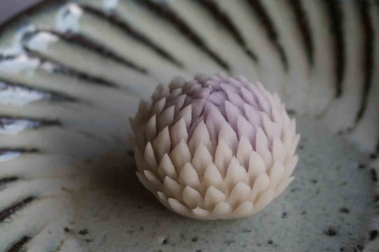 11月の上生菓子「寒咲（かんざき）」300円。こし餡入