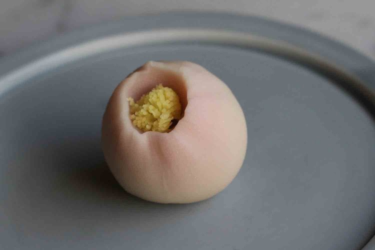 11月の上生菓子「姫椿」300円。ほうじ茶餡入