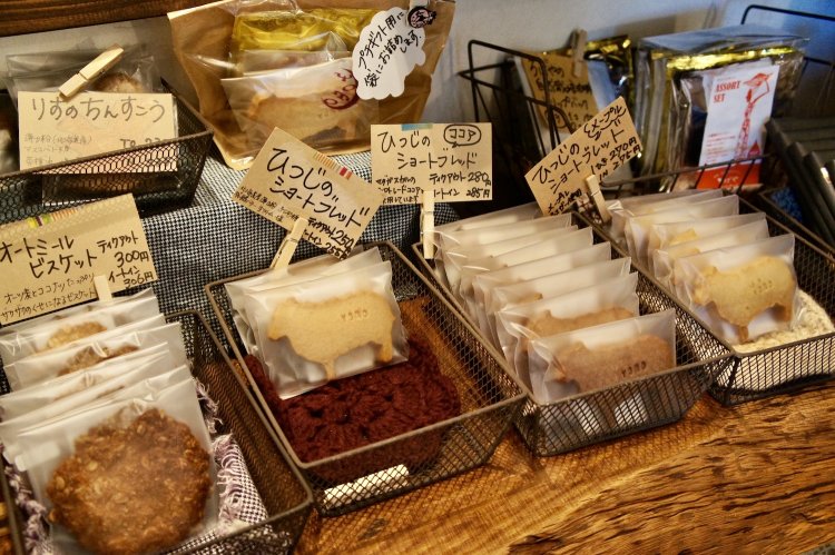 ひとつひとつ手作りの焼菓子たち。ボウロなど小さな子どもが食べれるものも。