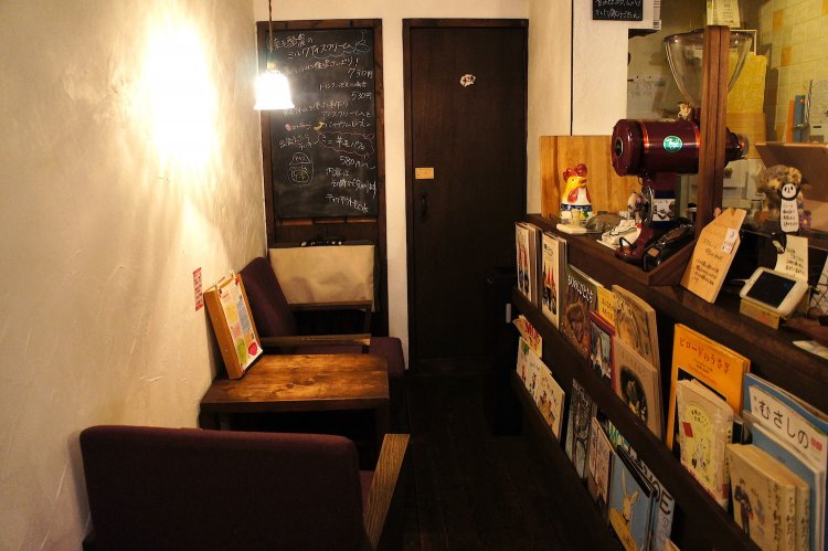 鈴木さんがセルフビルドしたという温かみのある内装。あちらこちらに雑誌や絵本が。