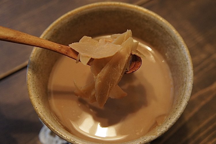 スプーンですくうとこんなにたっぷりと生姜が！ジンジャーチャイ730円。