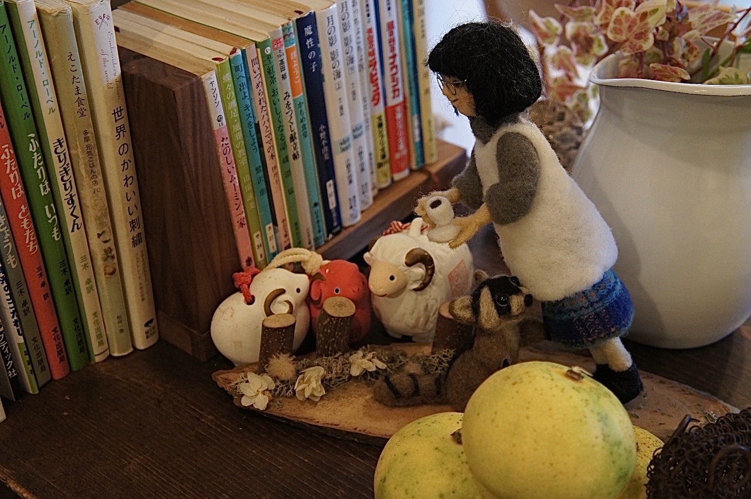 店名にちなんでひつじグッズがそこかしこに顔をのぞかせる。近隣の羊毛作家さん作のウール人形が愛らしい。