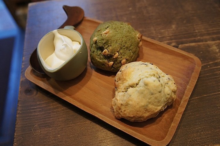 発酵バターと生クリームのマフィン。のりチーズは280円、抹茶ホワイトチョコは290円。